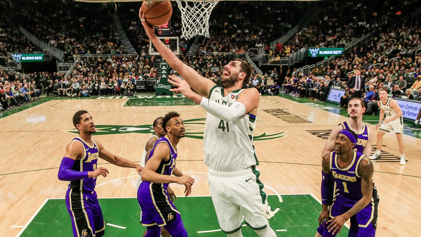 Nikola Mirotic encesta ante la defensa de los Lakers Nikola Mirotic encesta ante la defensa de los Lakers