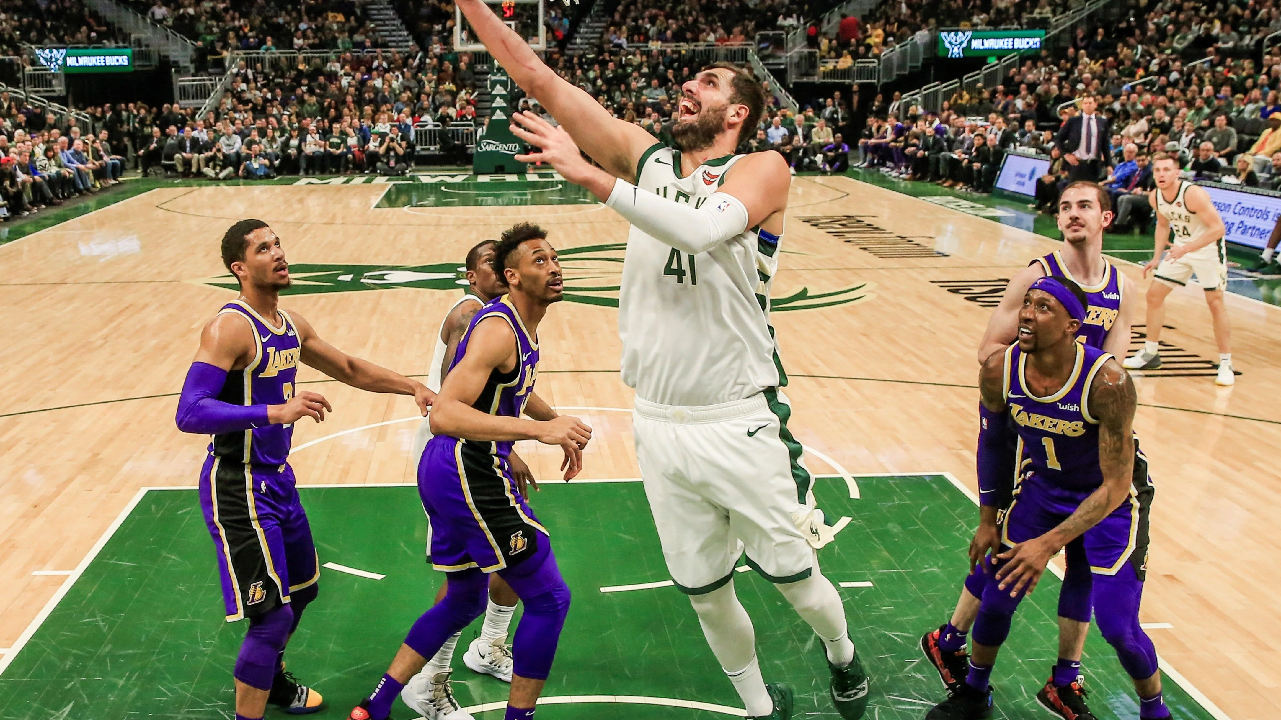 Nikola Mirotic encesta ante la defensa de los Lakers