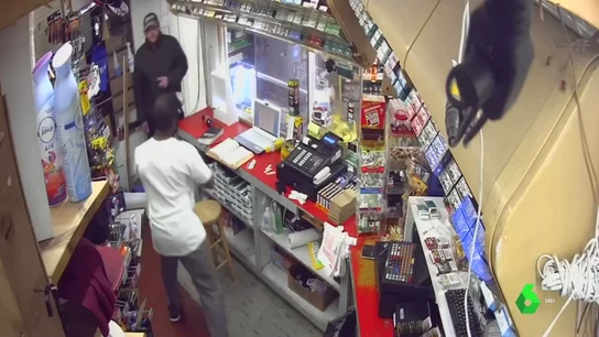 El empleado de la gasolinera saca un enorme machete para defenderse La pareja de ladrones intentó llevarse la caja registradora