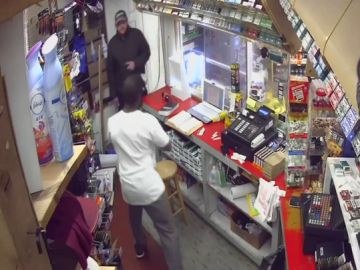 El empleado de la gasolinera saca un enorme machete para defenderse