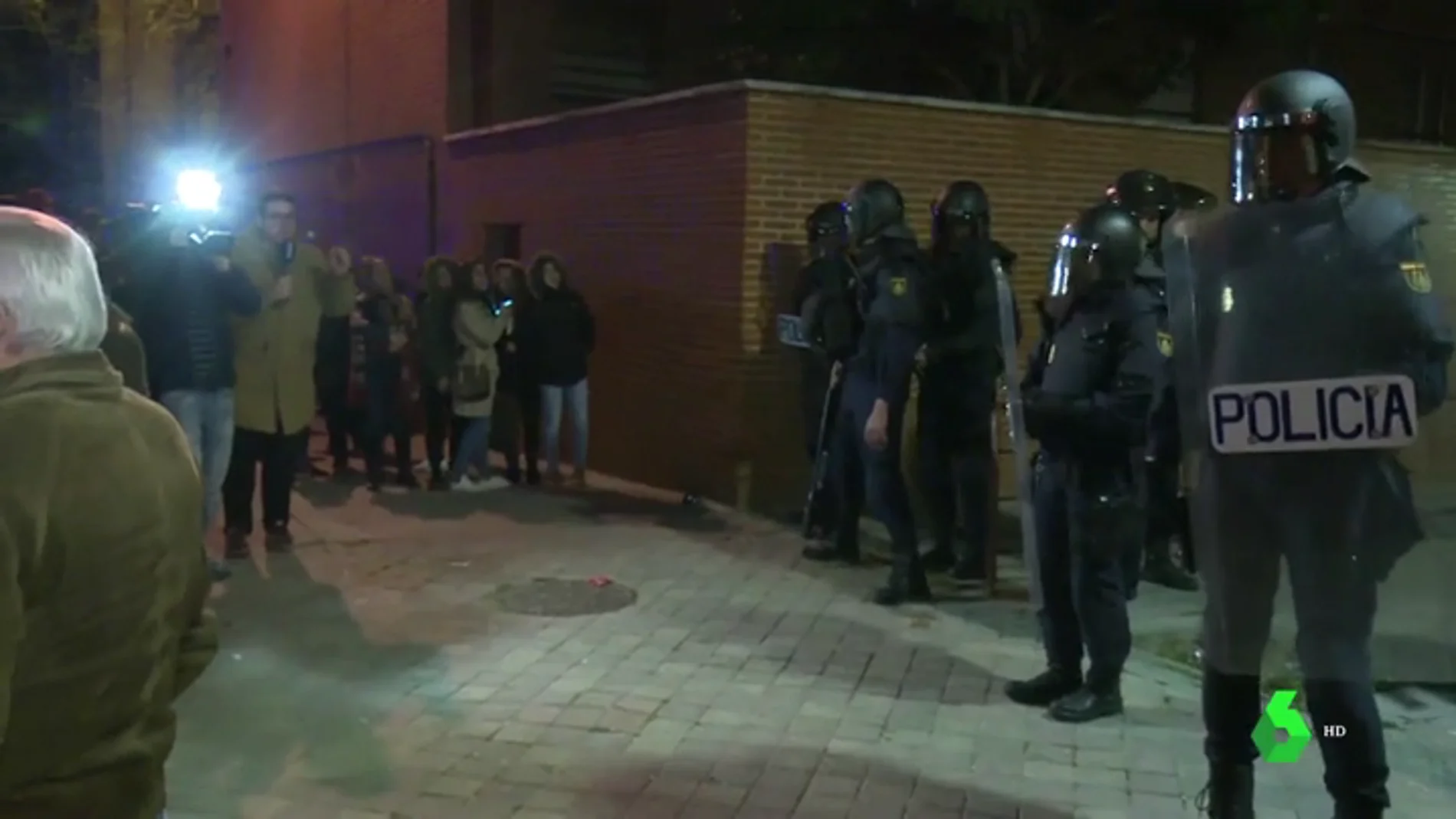 Los antidisturbios intervienen para calmar la tensión en Vallecas por el asesinato de un hombre de 63 años