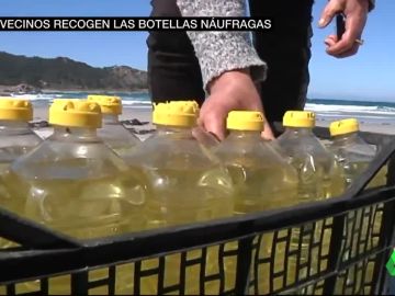 Una caja con botellas de aceite en la playa de Camariñas, A Coruña Una caja con botellas de aceite en la playa de Camariñas, A Coruña