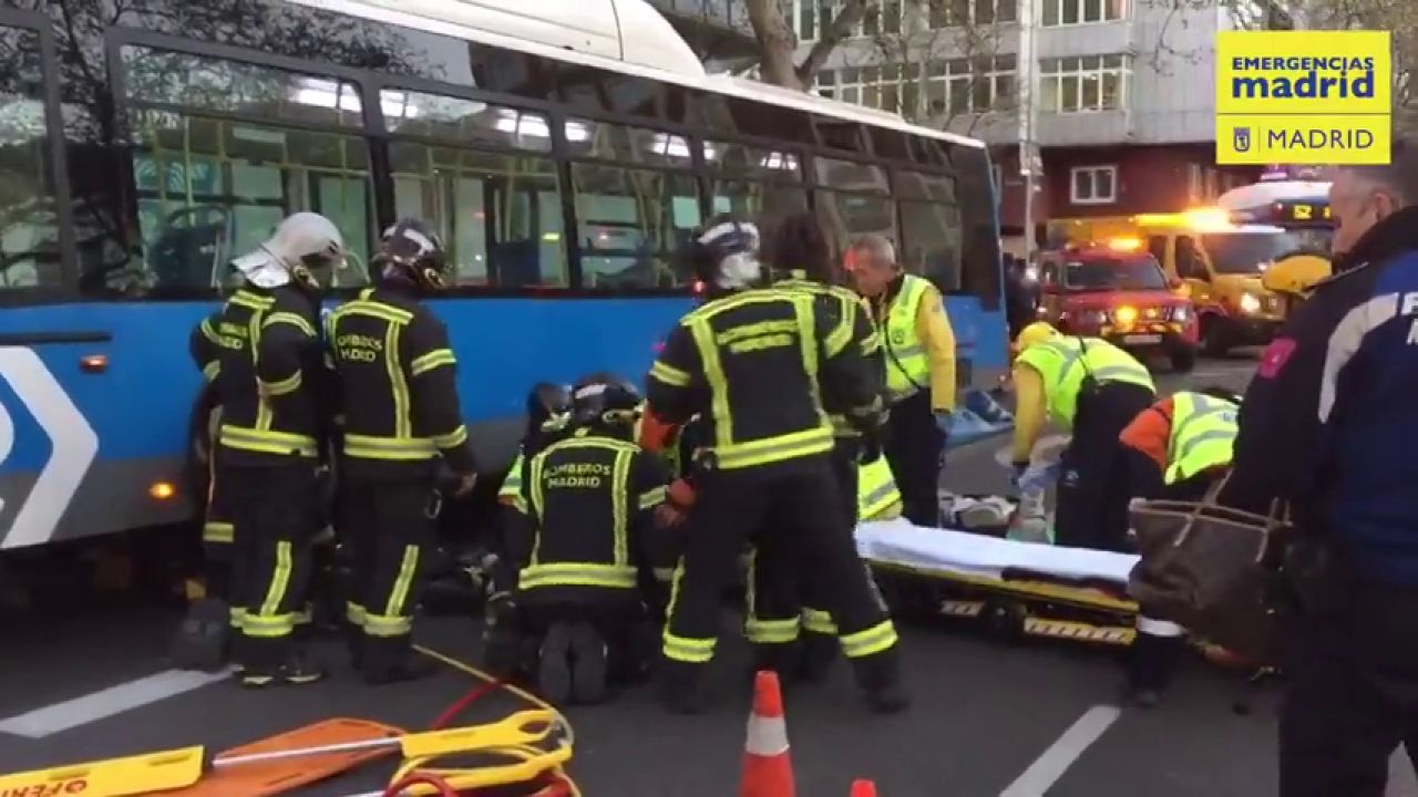 Una joven, en estado grave tras ser atropellada en Madrid por un autobús mientras cruzaba mirando el móvil