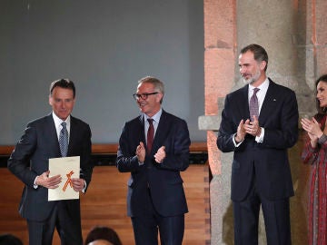 Matías Prats recibiendo el galardón Matías Prats recibiendo el galardón