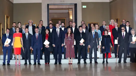 Los Reyes, Felipe y Letizia, junto a los galardonados Los Reyes, Felipe y Letizia, junto a los galardonados