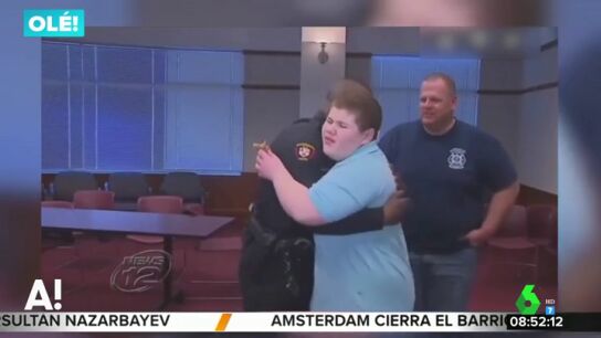 La Polic&iacute;a ayuda a un ni&ntilde;o con autismo a recuperar su peluche tras recibir su llamada