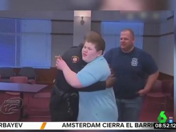 La Policía ayuda a un niño con autismo a recuperar su peluche tras recibir su llamada La Policía ayuda a un niño con autismo a recuperar su peluche tras recibir su llamada
