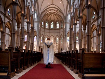 Un sacerdote camina en la Catedral de St Paul en Pittsburgh, Pensilvania Un sacerdote camina en la Catedral de St Paul en Pittsburgh, Pensilvania