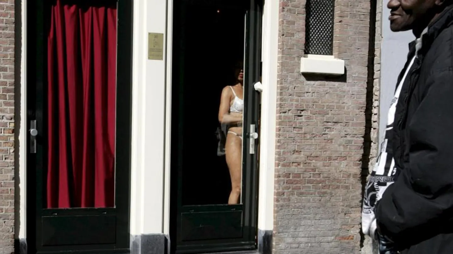 Una trabajadora sexual tras un cristal en el Barrio Rojo (Archivo) Una trabajadora sexual tras un cristal en el Barrio Rojo (Archivo)