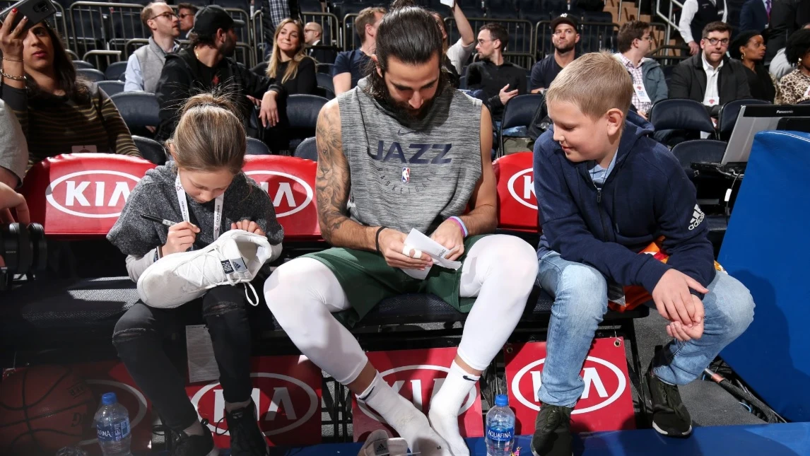 Ricky Rubio junto a Luca en el banquillo del Madison