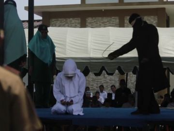 Azotan en público a cinco parejas en Indonesia por verse a solas sin estar casadas Azotan en público a cinco parejas en Indonesia por verse a solas sin estar casadas
