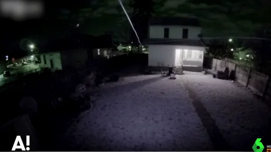 Una cámara de seguridad graba a un posible ovni sobrevolando el cielo Una cámara de seguridad graba a un posible ovni sobrevolando el cielo