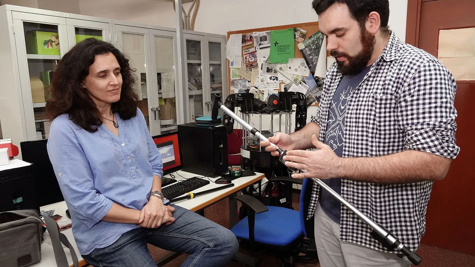 Investigadores del Grupo de Ingeniería de Sistemas Integrados de la Universidad de Málaga, diseñadores del bastón