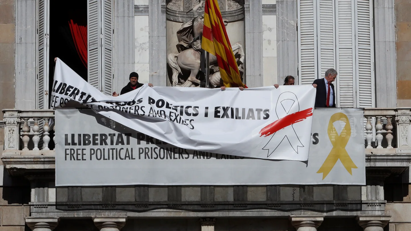 Torra cambia lazo amarillo en el edificio Palau Generalitat Torra cambia lazo amarillo en el edificio Palau Generalitat