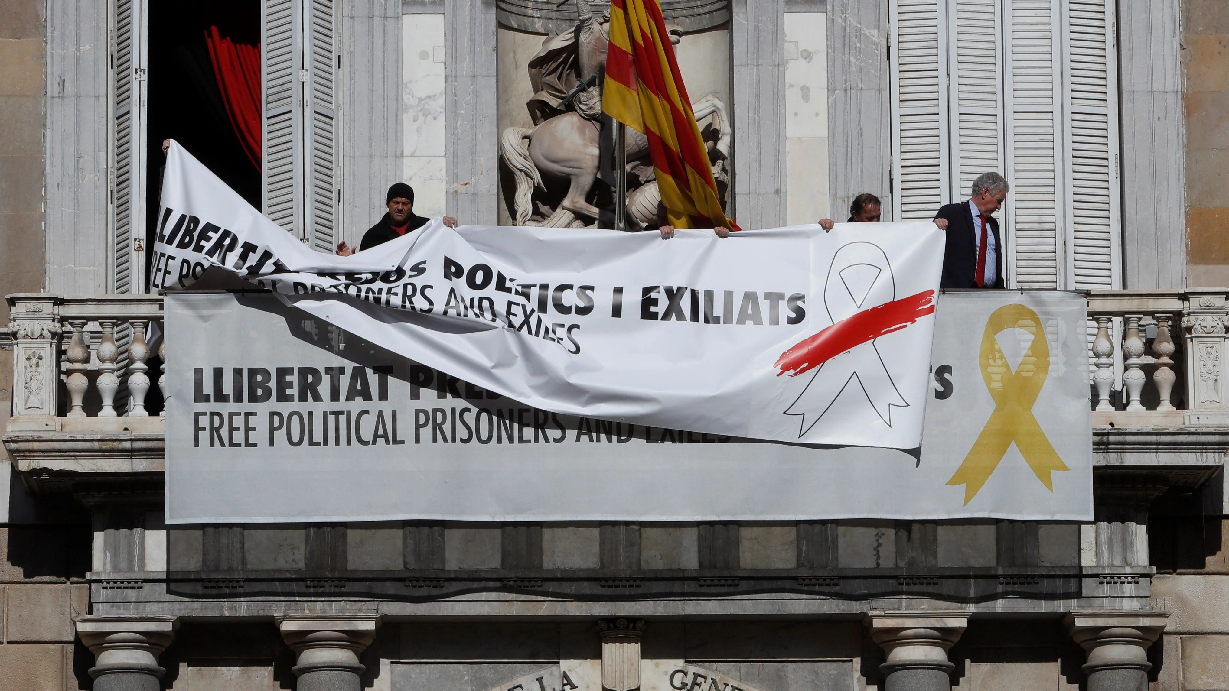 Torra cambia lazo amarillo en el edificio Palau Generalitat