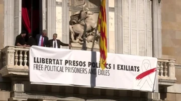 Pancarta con un lazo blanco en el Palau de la Generalitat