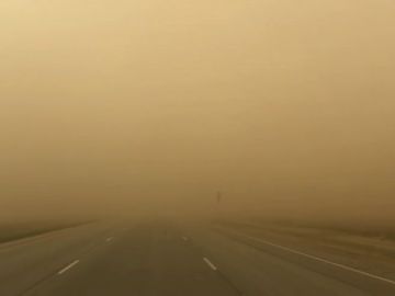 Las imágenes que demuestran cómo de angustioso es conducir durante una tormenta de arena