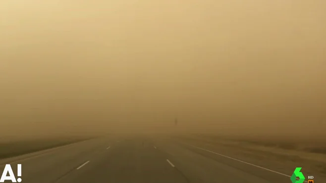 Las imágenes que demuestran cómo de angustioso es conducir durante una tormenta de arena