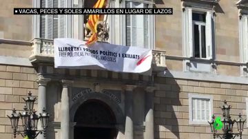 VÍDEO REEMPLAZO - Torra sustituye la pancarta del lazo amarillo del Palau por una con un lazo blanco y una franja roja