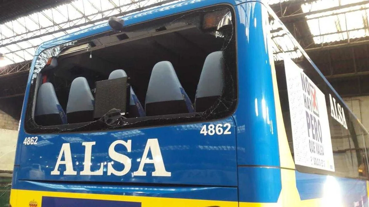 Autobús ALSA atacado