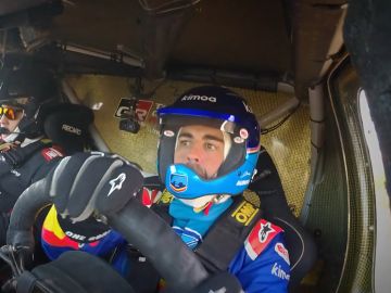 Fernando Alonso, subido al Toyota Hilux del Dakar Fernando Alonso, subido al Toyota Hilux del Dakar
