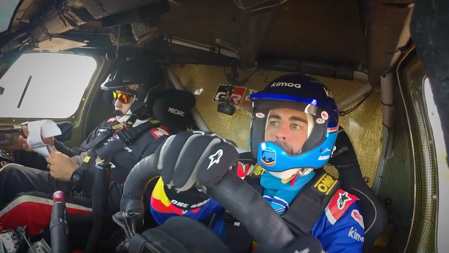 Fernando Alonso, subido al Toyota Hilux del Dakar