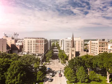 Si eres de los que en verano se queda en la ciudad, los árboles te ayudarán a disfrutar de un ambiente más agradable Si eres de los que en verano se queda en la ciudad, los árboles te ayudarán a disfrutar de un ambiente más agradable