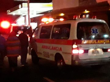 Ambulancia en el lugar del suceso en Sololá, Guatemala. Ambulancia en el lugar del suceso en Sololá, Guatemala.
