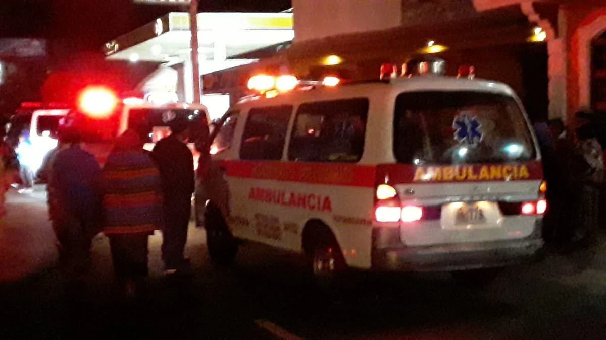 Ambulancia en el lugar del suceso en Sololá, Guatemala.