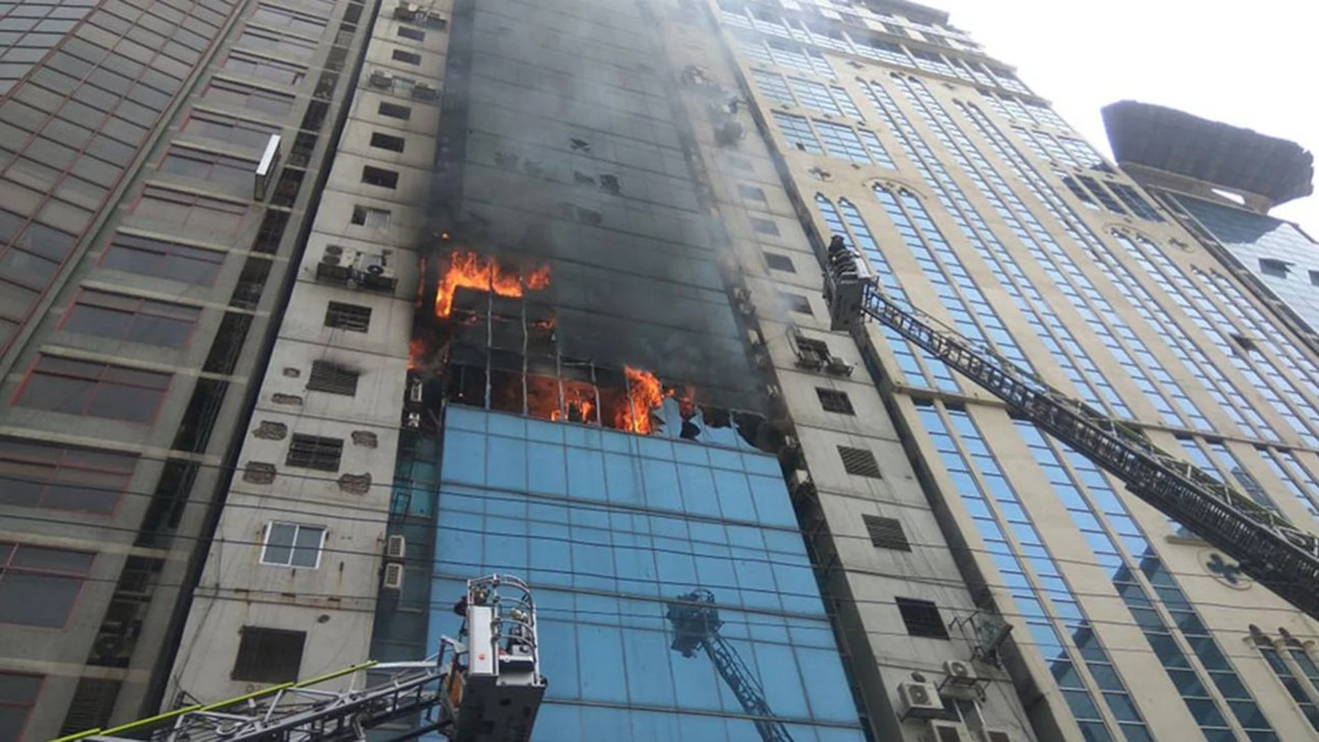 Incendio en un rascacielos de Balngladesh
