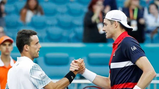 Bautista se da la mano con Isner tras su partido Bautista se da la mano con Isner tras su partido