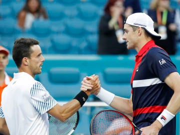 Bautista se da la mano con Isner tras su partido Bautista se da la mano con Isner tras su partido