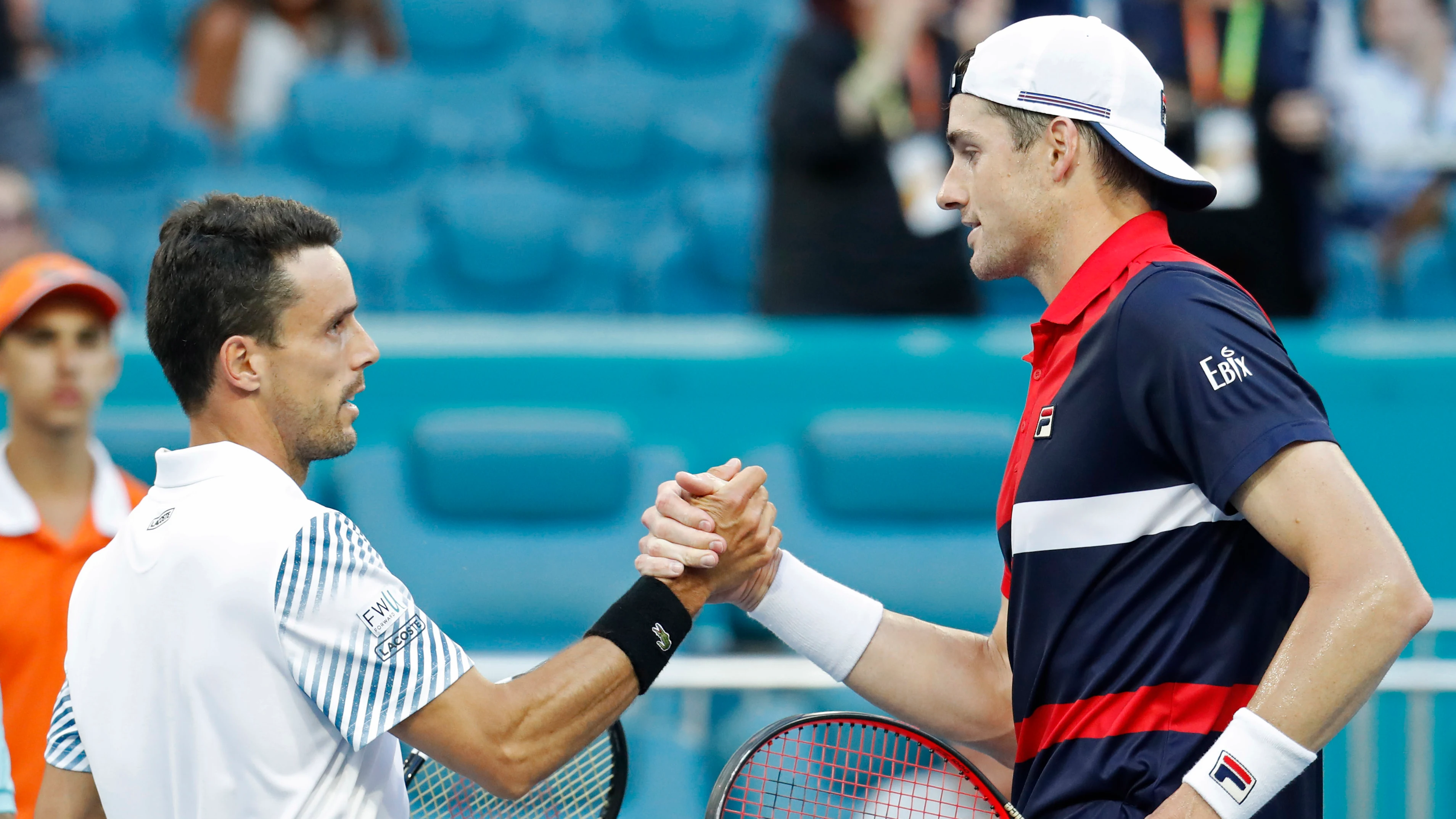 Bautista se da la mano con Isner tras su partido