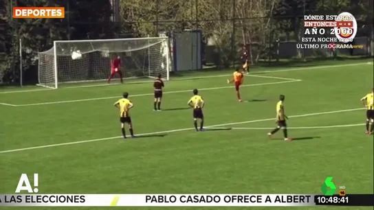 Un niño lanza fuera un penalti porque le parece injusta la decisión del árbitro Un niño lanza fuera un penalti porque le parece injusta la decisión del árbitro