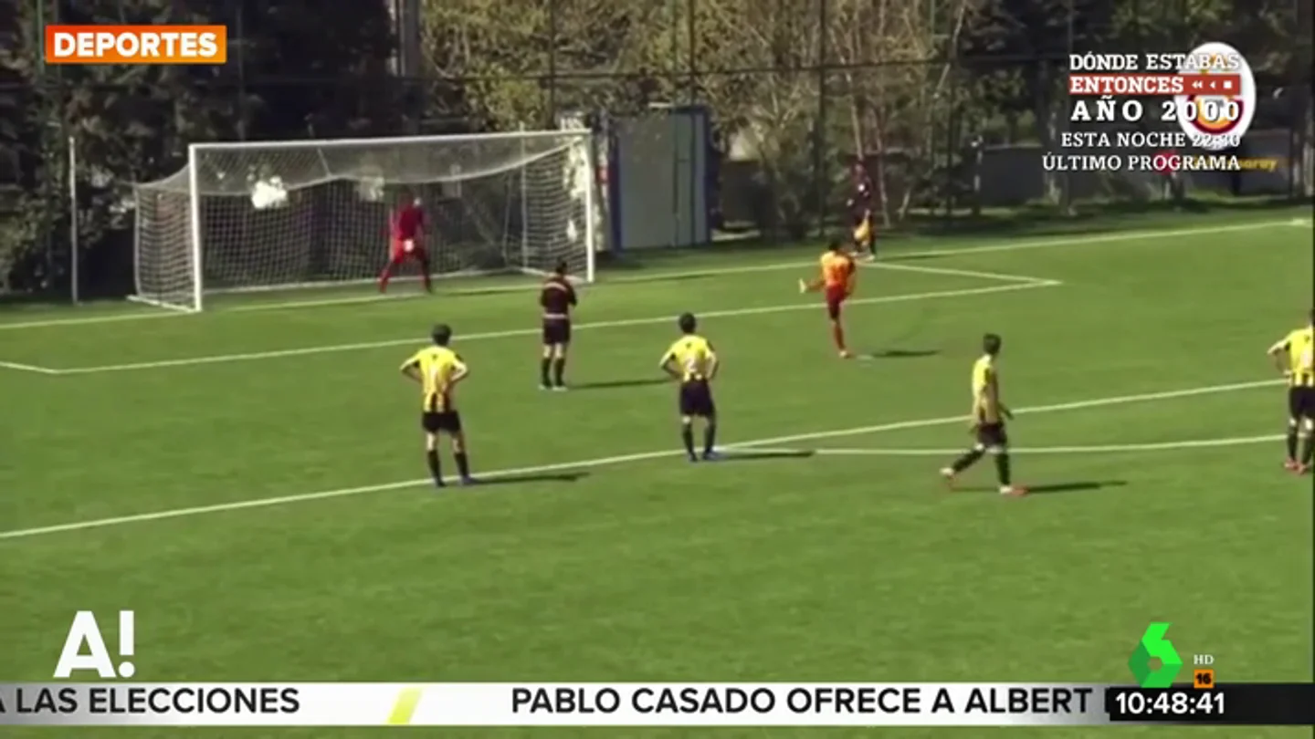 Un niño lanza fuera un penalti porque le parece injusta la decisión del árbitro Un niño lanza fuera un penalti porque le parece injusta la decisión del árbitro