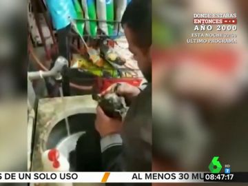 Un hombre salva a un perro callejero de morir ahogado haciéndole el boca a boca Un hombre salva a un perro callejero de morir ahogado haciéndole el boca a boca