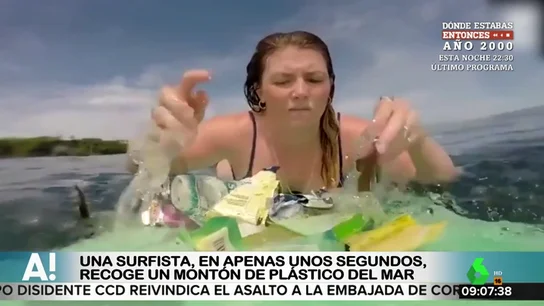 El vídeo que ilustra la contaminación de los océanos: una joven recogiendo toda la basura que se encuentra mientras surfea El vídeo que ilustra la contaminación de los océanos: una joven recogiendo toda la basura que se encuentra mientras surfea