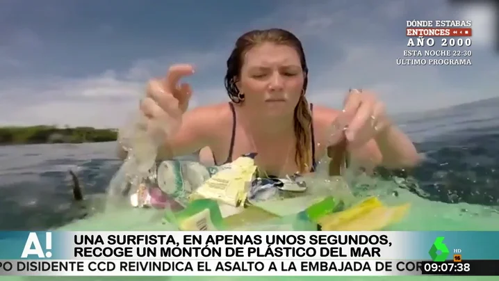 El vídeo que ilustra la contaminación de los océanos: una joven recogiendo toda la basura que se encuentra mientras surfea