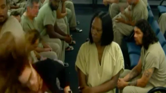 Un preso propina un brutal puñetazo Durante una audiencia pública en Florida