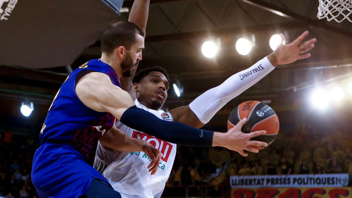 Pau Ribas penetra a canasta en el partido del Barcelona