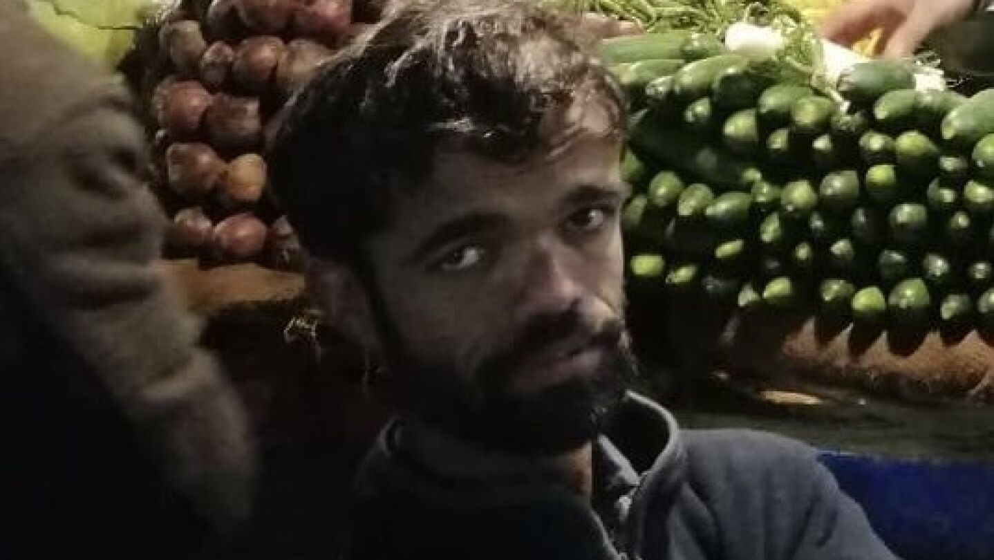 Rozi Khan, el camarero pakistan&iacute; con gran parecido al actor Rozi Khan.