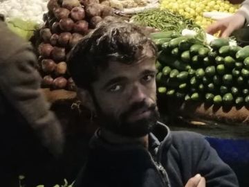 Rozi Khan, el camarero pakistaní con gran parecido al actor Rozi Khan.