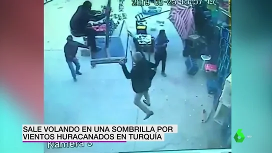 Un hombre sale volando en una sombrilla por los vientos huracanados en Turquía Un hombre sale volando en una sombrilla por los vientos huracanados en Turquía