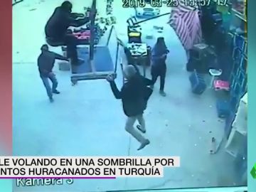 Un hombre sale volando en una sombrilla por los vientos huracanados en Turquía Un hombre sale volando en una sombrilla por los vientos huracanados en Turquía