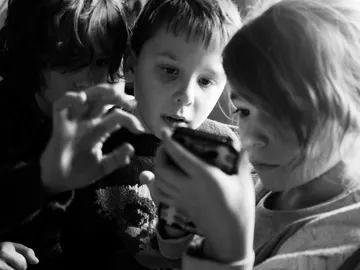 Niños con smartphones Niños con smartphones