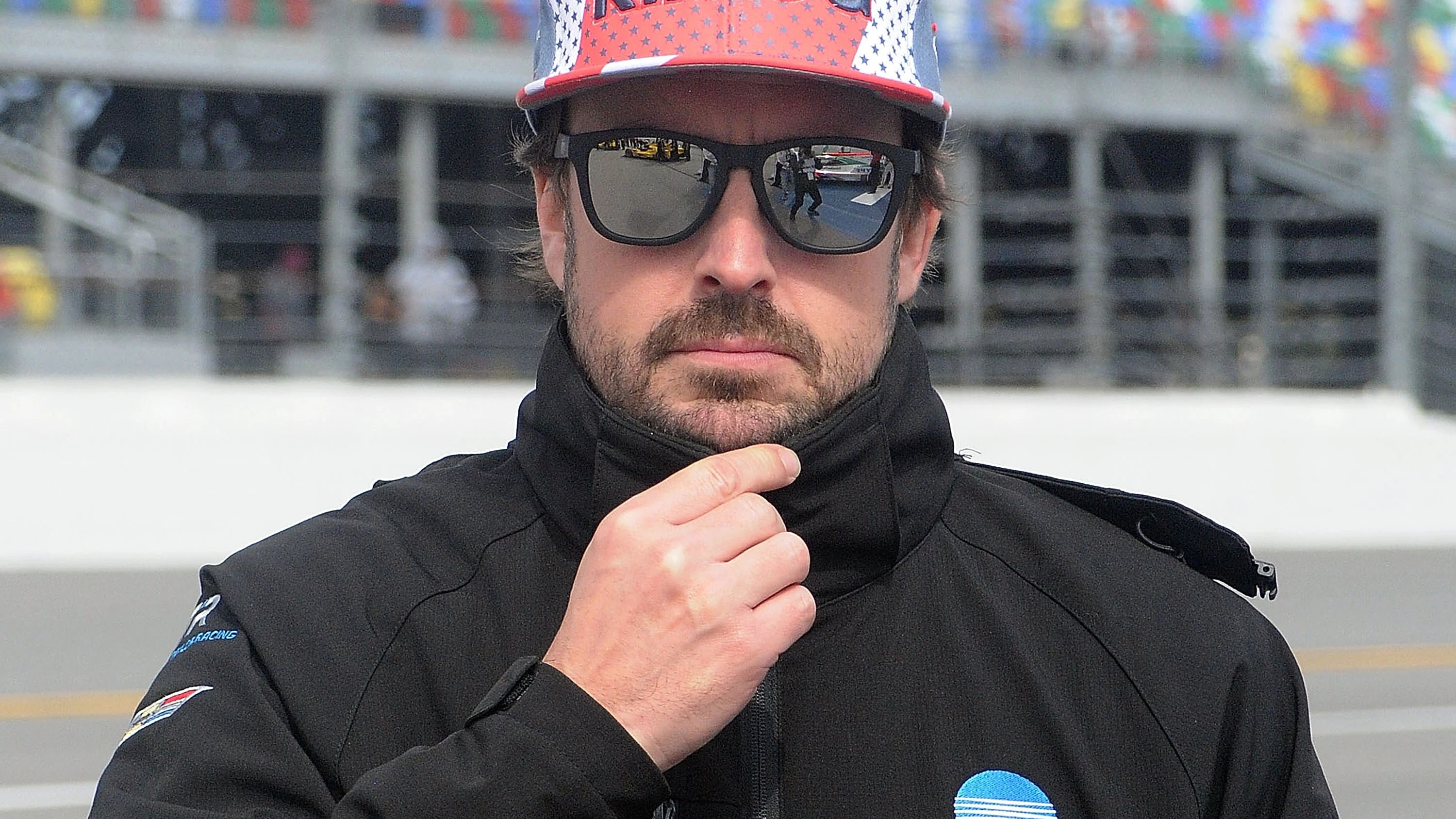 Fernando Alonso, con gesto serio