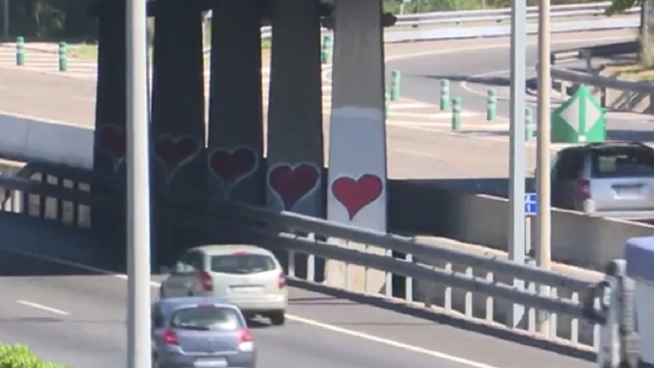 Imagen de los grafitis pintados por una joven en Madrid