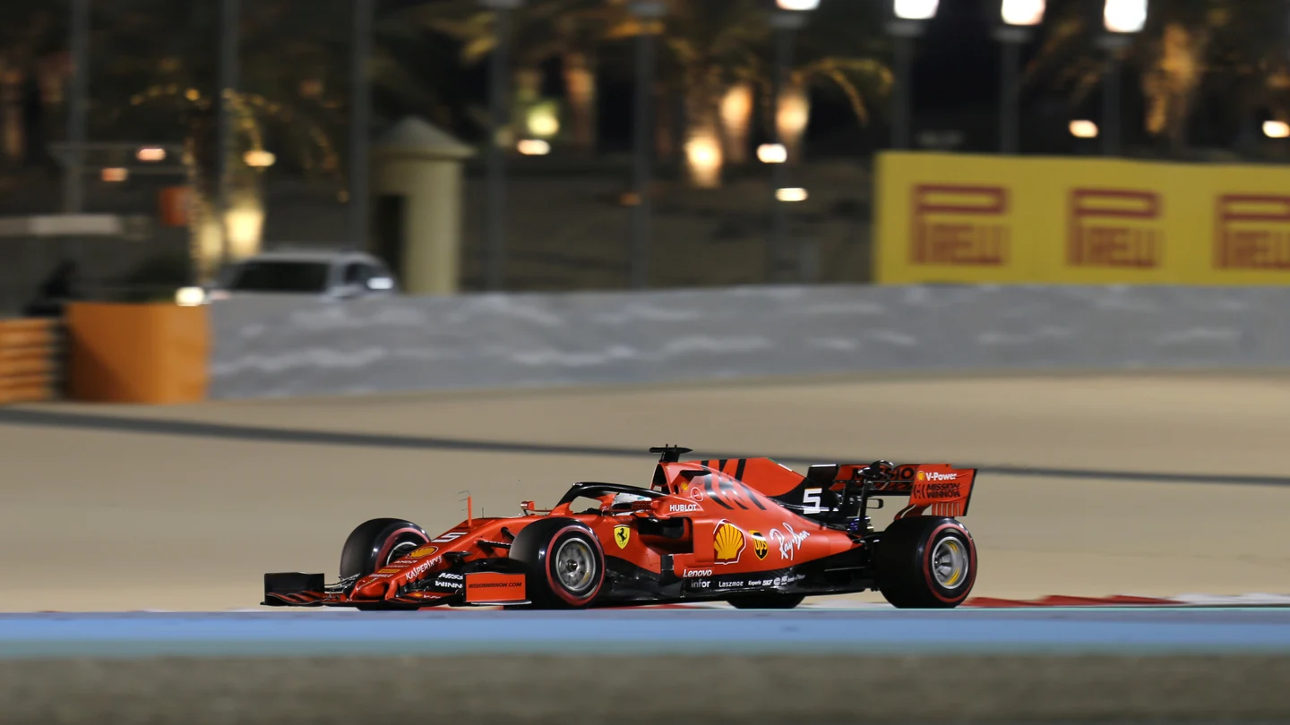 Sebastian Vettel rueda en el circuito de Sakhir Sebastian Vettel rueda en el circuito de Sakhir