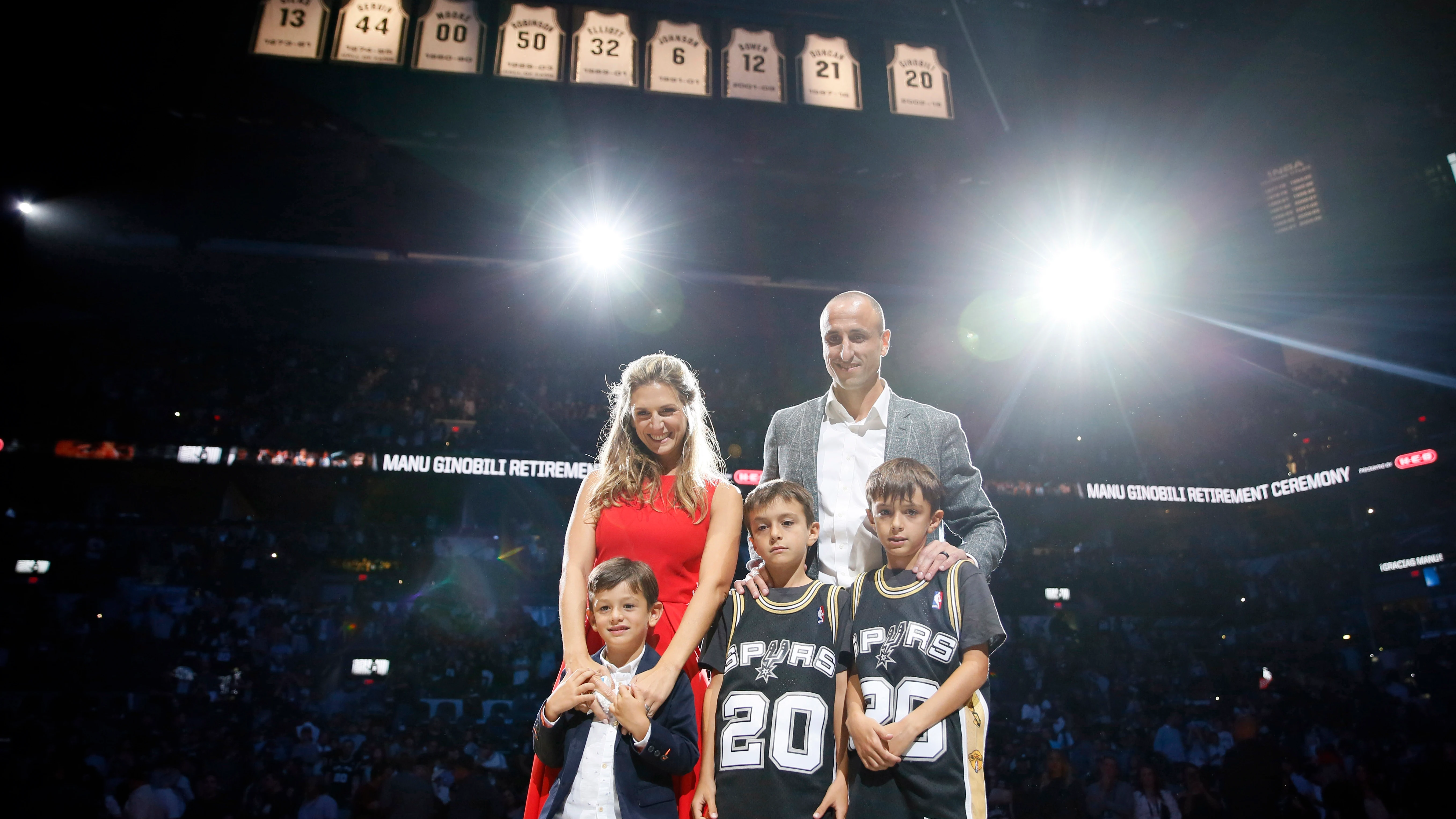 Ginobili, junto a su familia, con su camiseta colgada en lo alto del pabellón de los Spurs