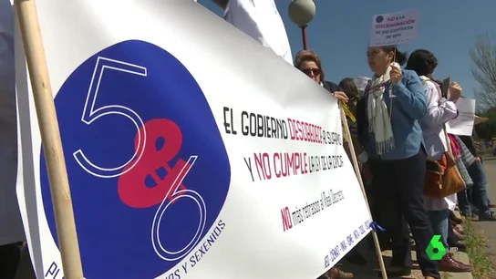 Más de un centenar de científicos protestan ante el Palacio de la Moncloa contra la marginación salarial que sufren Más de un centenar de científicos protestan ante el Palacio de la Moncloa contra la marginación salarial que sufren